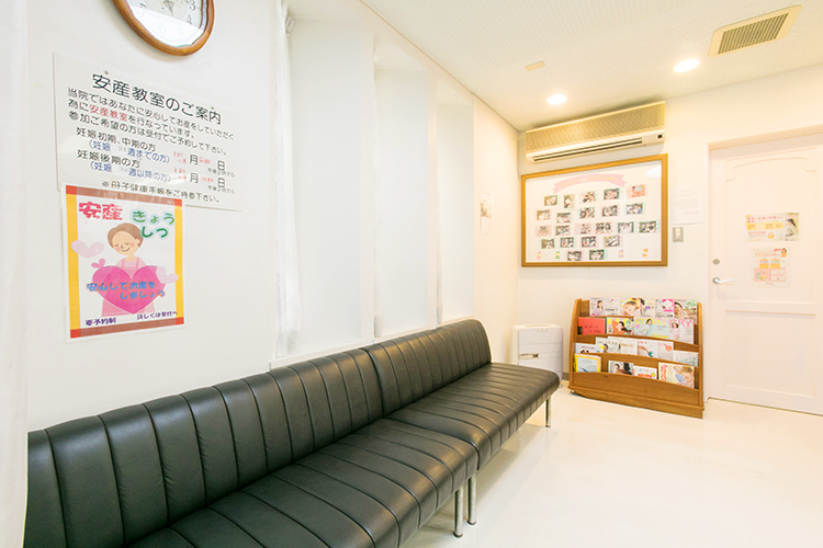 正木産婦人科 八尾市 待合室の奥には、ここで生まれた赤ちゃんの写真が飾られている