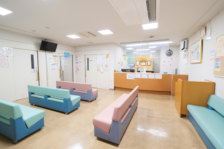 サンライズこどもクリニック 船橋市 診察までの時間も安心して過ごせる待合スペース
