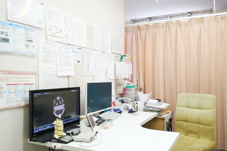 駅前ふじたクリニック あま市 診察室。藤田先生が一人ひとりの患者に向き合ってくれる