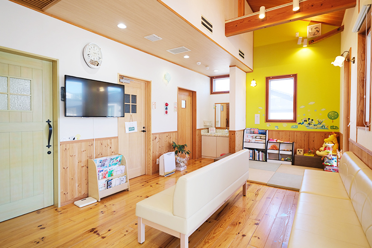 まつだこどもクリニック 伊勢市 待合室の色合いにも院長の思いが込められている
