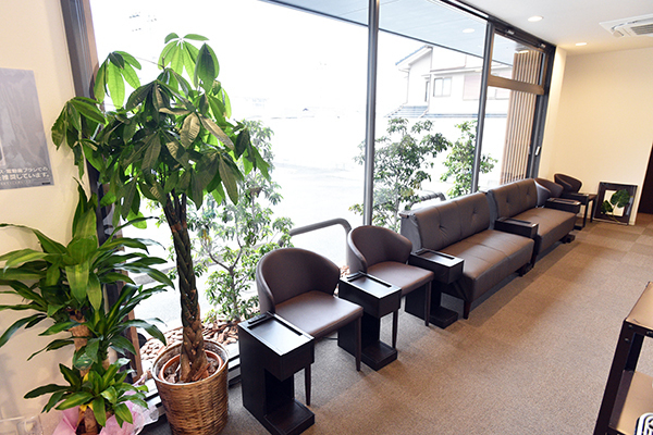 あすなろ歯科・矯正歯科 高槻市 待合室は、コーヒーサーバーとソファーでくつろげる空間