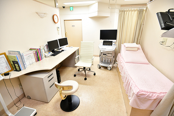 都賀レディースクリニック 千葉市若葉区 広々とした診察室には4Dエコーも完備