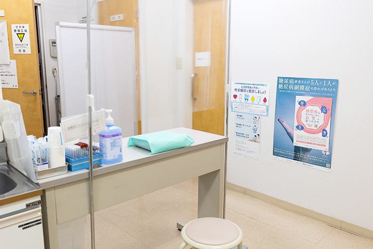 内科小久保医院 世田谷区 処置室では、採血などを行う
