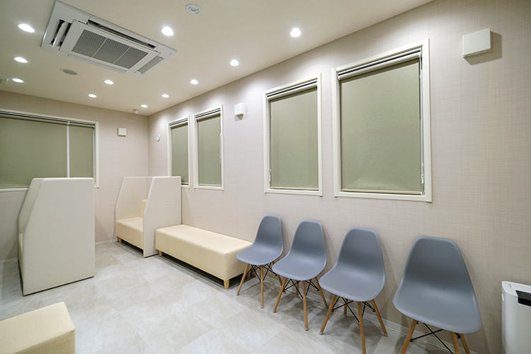 稲城平尾よりそうファミリー内科クリニック 稲城市 快適さと感染対策を両立した広々とした待合室