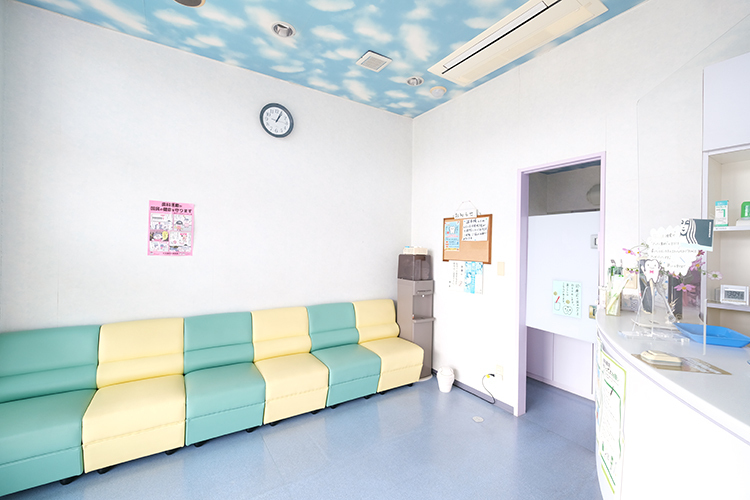 にっさい歯科 坂戸市 ポップな配色のソファーが印象的な待合室は、清潔に保たれている