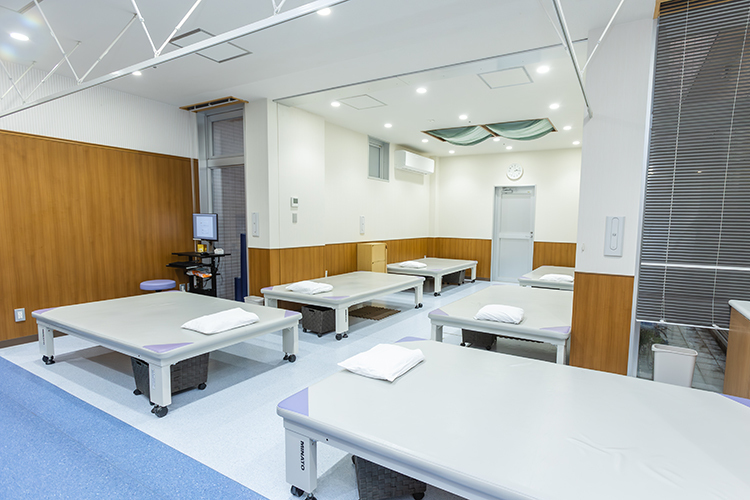 整形外科　加治屋町クリニック 鹿児島市 明るく広々としたリハビリテーションスペース