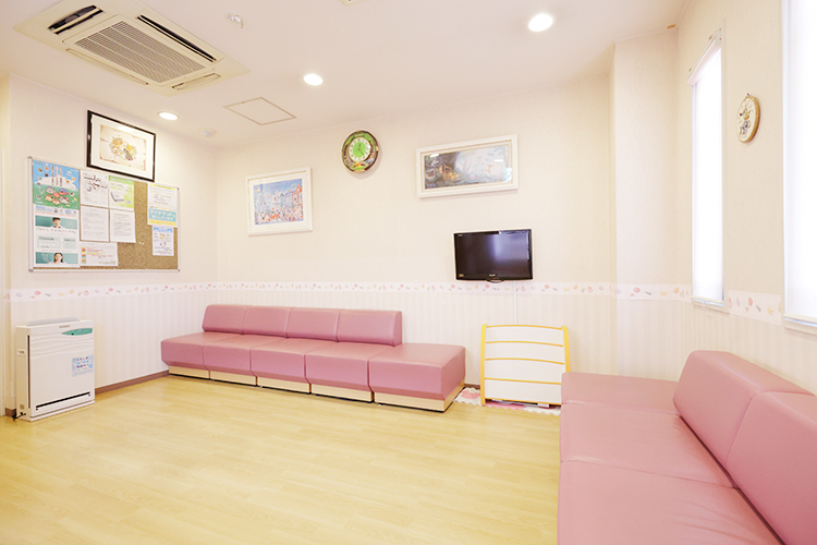 もじ子どもクリニック 堺市北区 院内は木目とパステルカラーを基調にしたぬくもりのある空間