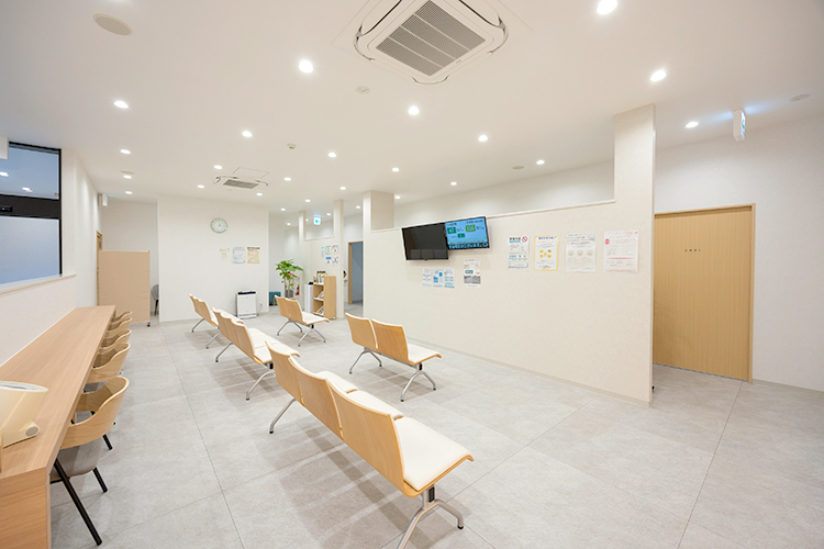 和歌山駅前つじもと内科・呼吸器内科アレルギー科 和歌山市 待合スペースも広く、リラックスして過ごすことができる