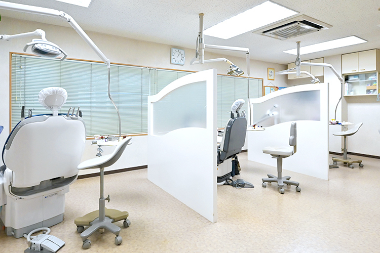 かとう歯科医院 吹田市 診察室は半個室になっている