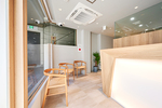 SUZUKI DENTAL OFFICE 桜新町 世田谷区 淡いグレーと木目が調和する落ち着いた空間