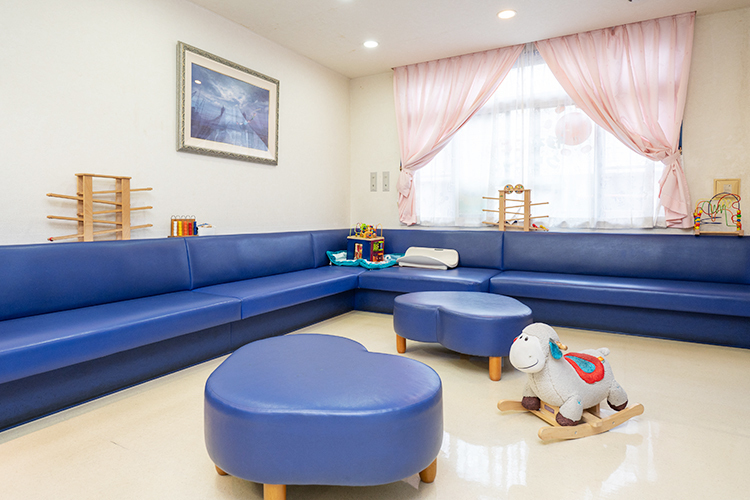杉本こどもクリニック 川口市 本やおもちゃを備え、子どもたちが楽しく過ごせる待合スペース