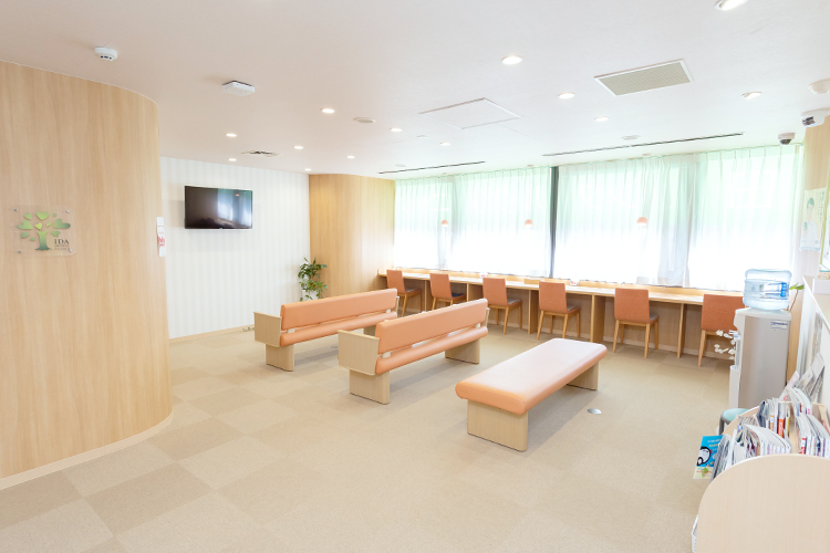 井田メンタルクリニック 北九州市小倉北区 光の差し込む開放感のある待合室。患者同士の間隔にも配慮