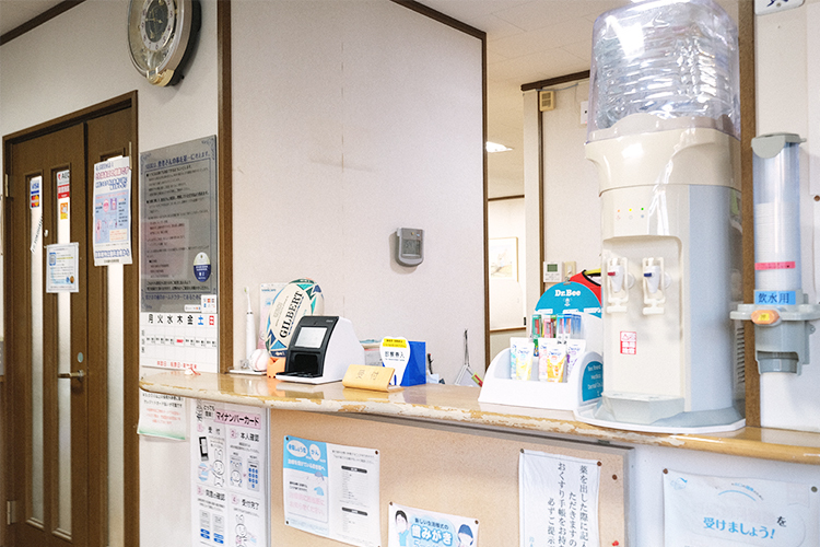 鈴木歯科医院 横浜市旭区 受付ではスタッフが優しく迎え入れてくれる
