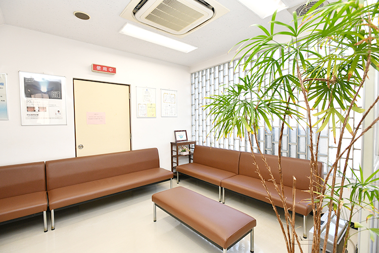 伊東内科医院 千葉市花見川区 明るくゆとりのある待合室