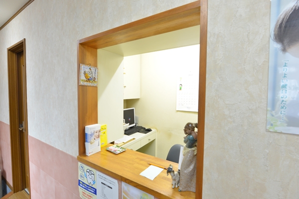 先生とスタッフの連携もばっちり。アットホームな雰囲気が漂う受付 15975 ma 3 1437642843
