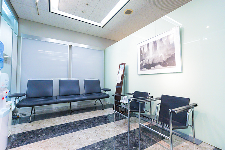 新宿パークタワー歯科 新宿区 大きな窓から自然光が差し込む開放的な待合室
