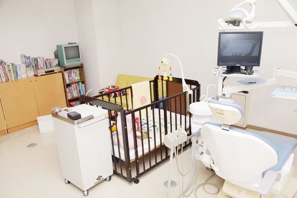 お子さんのいらっしゃる患者さん用のユニット。お母さんも安心だ 23368 ma 4 1382075928
