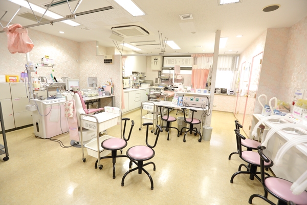 診察室。鼓膜切開や鼓膜チューブ留置が必要な症例数は都内トップレベル 34036 ma 4 1414546696