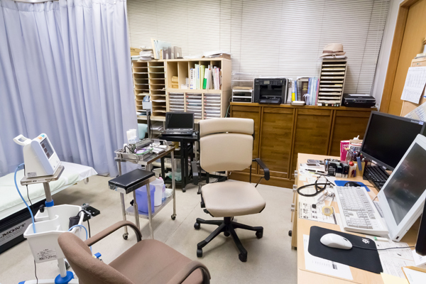 患者一人ひとり、丁寧に話を聞いて診察を行う 4