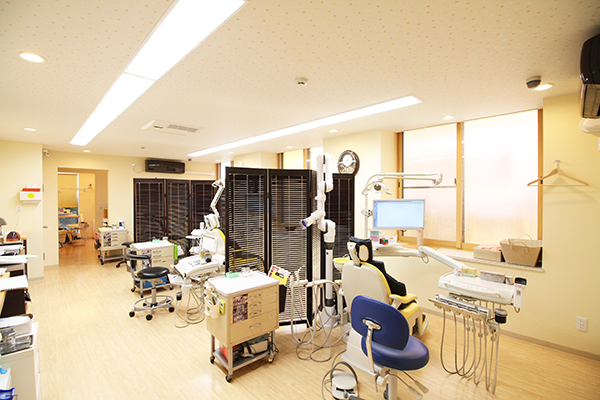広々とした診療室。個室やオペ室、小児歯科専用室も完備している Cs4