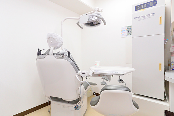 間仕切りで適度なプライベート感と開放感の診察室 4