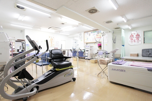 理学療法室は広々としていて、各種機器を完備している 39891 ma 4 1407323155