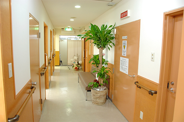 点滴室や処置室も充実している 4