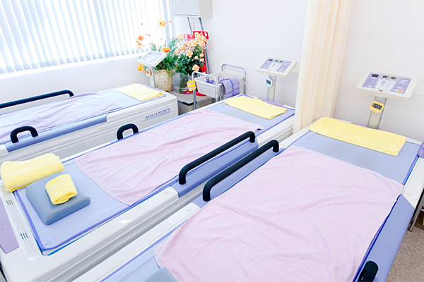 治療中はカーテンなどで仕切りを設け、プライバシーにも配慮 4