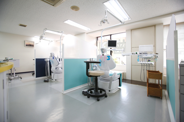 清潔感のある診察室で口腔内のあらゆる問題を相談できる 4