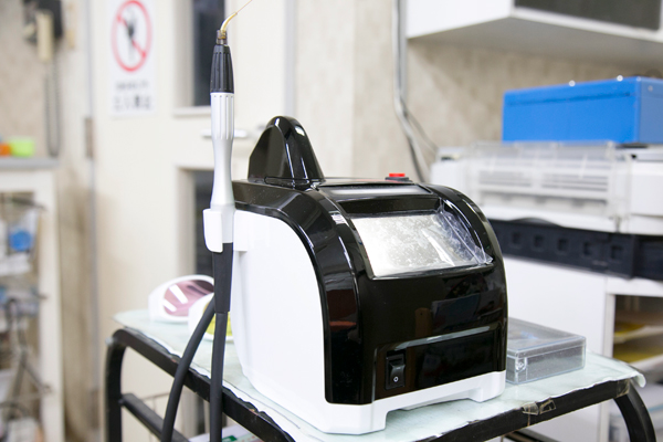 レーザー治療器も用い、患者ごとに適した方法を選択 4