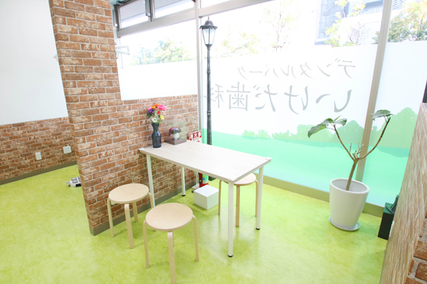 カウンセリングルーム。陽が差し込み温かみがある