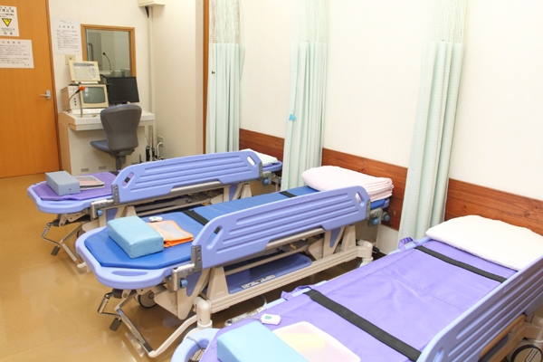 内視鏡検査は患者の負担が減るよう、ベッドごと移動可能 20653 ma 4 1451031406