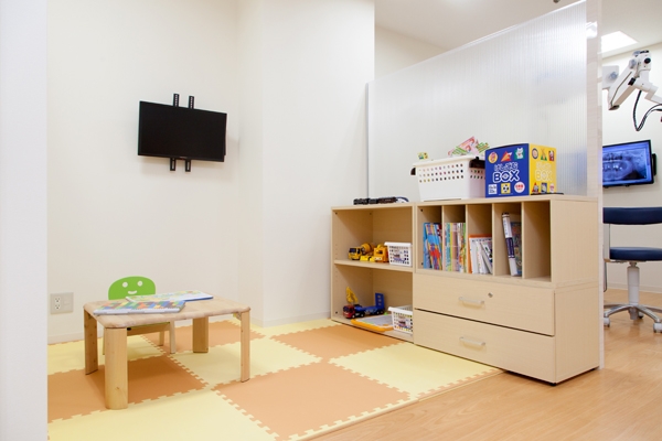 診療スペースの隣にキッズルームを設けており、子連れでも安心して治療を受けられる 174429 ma 4 1435309750