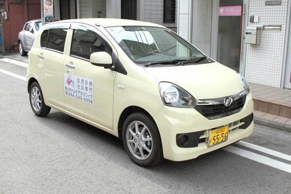 訪問用の自動車。地域の特性に合わせて、小さい路地でも入れる軽自動車を採用 15321 ma 4 1432014242