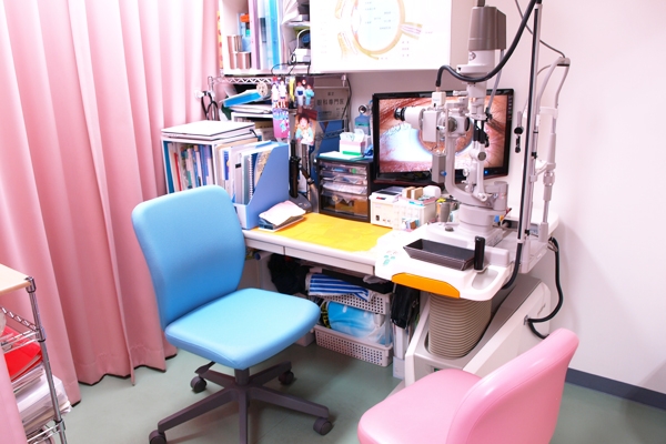 ピンクを基調とした落ち着いた雰囲気の診察室 4