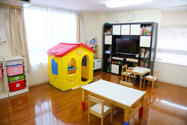 同じ建物の二階には病児保育室「ファイン」を併設している 4