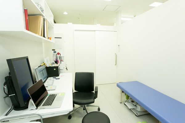 診察室は広く、2部屋。エコーも完備されている 4