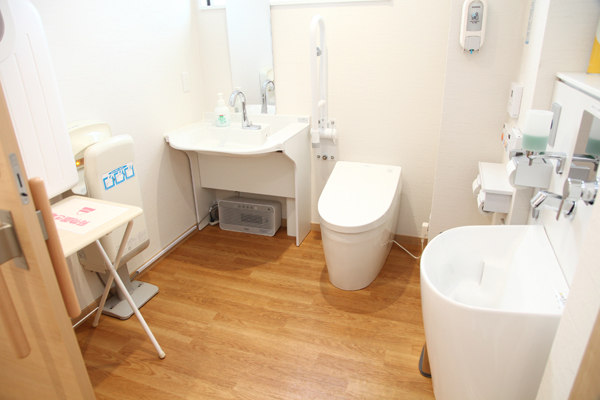 多目的トイレはベビーカーや車いす、オストメイトにも対応 4