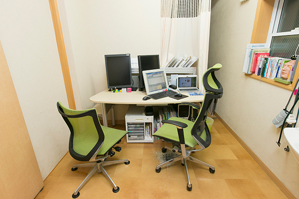 落ち着いて話すことができるよう緑を取り入れた診察室 20190121 4