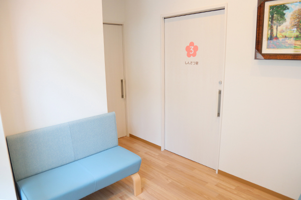 院内感染を防ぐため、入口を別にした待合室と診察室を設置 4