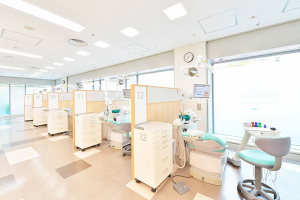 診療室のユニットはプライバシーに配慮されている 44