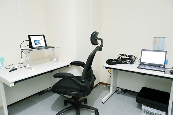 しっかりとした説明の上、光トポグラフィー検査を行う Cs4 3