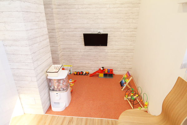 待合にはキッズスペースもあり、子ども連れでも通院できる 4