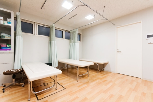 処置室もスペースを設けて患者を待たせないようにしている 15325 ma 4 1402550988