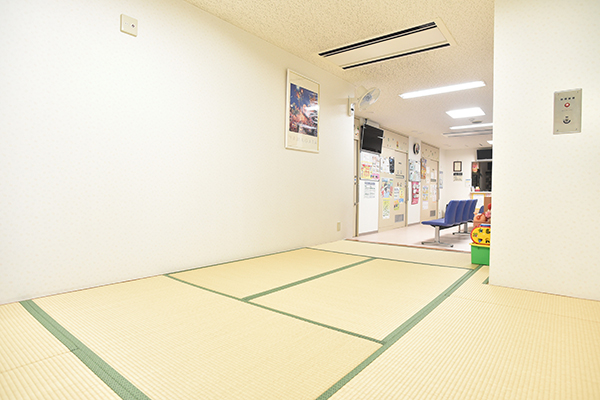 子どもを寝かせたりできる畳のフロアは自由度が高いと患者に好評 4