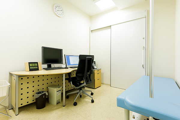 第二診察室。一つ一つの部屋にスペースがあり圧迫感がない 4