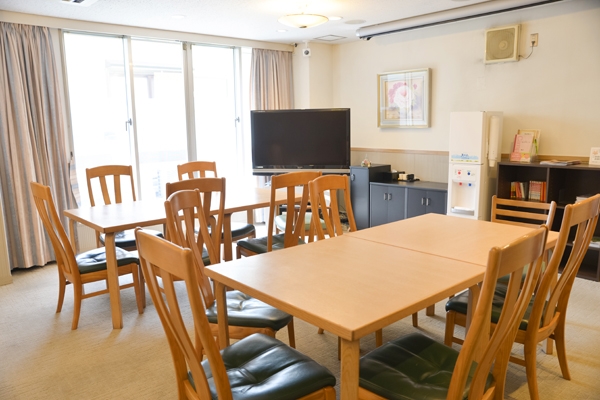 2階の談話室では、説明会も行われる 60187 ma 4 1430113850
