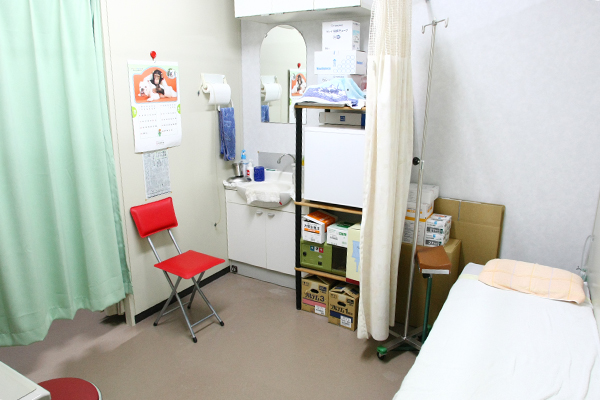 診察室の横には感染症などの対応ができる個室も完備 20181129 4