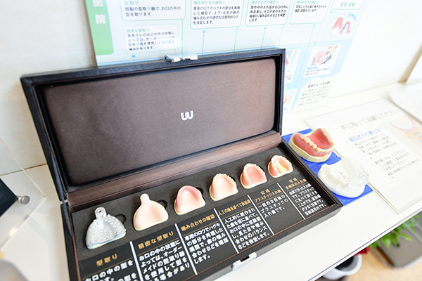 治療についての映像解説や、入れ歯の模型なども展示 4