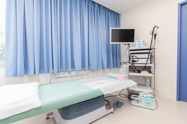 内視鏡検査室。経鼻内視鏡に対応しているので心強い 4